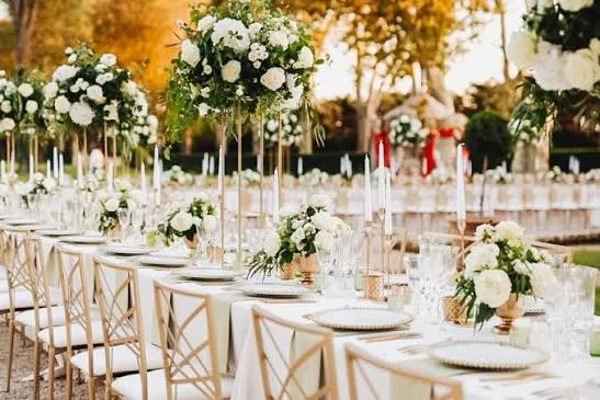Table de mariage fleurie en extérieur