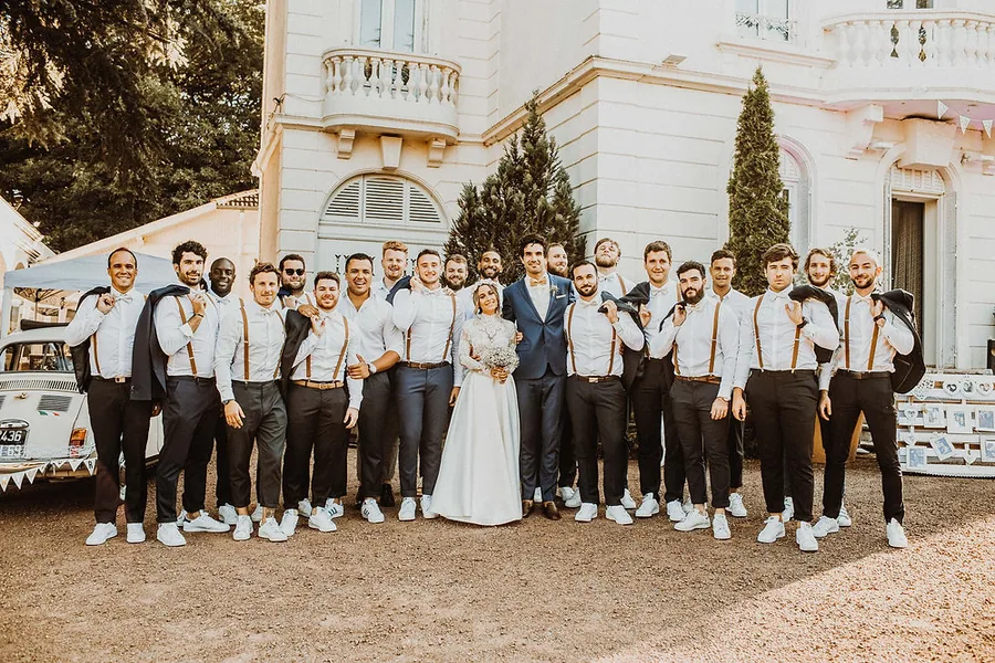 Photo de groupe des mariés et de leurs amis