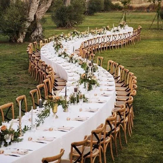 Grande table serpentine dans un jardin