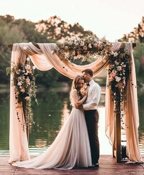 Couple sous une arche drapée