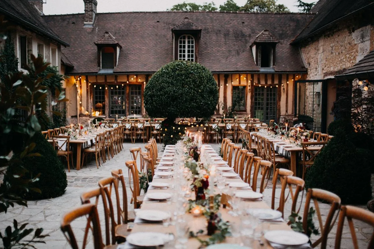 Image de fond : réception de mariage sous guirlande guinguette, à la tombée du jour